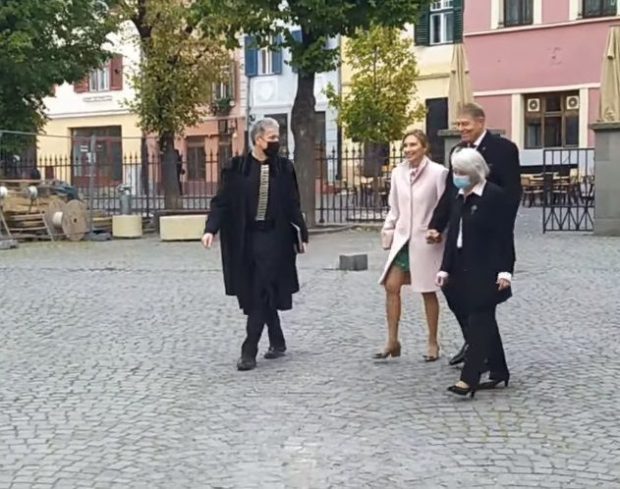 Klaus Iohannis, întâmpinat de protestatari, la intrarea în biserica din Sibiu: „Jó napot kívánok, PSD!”