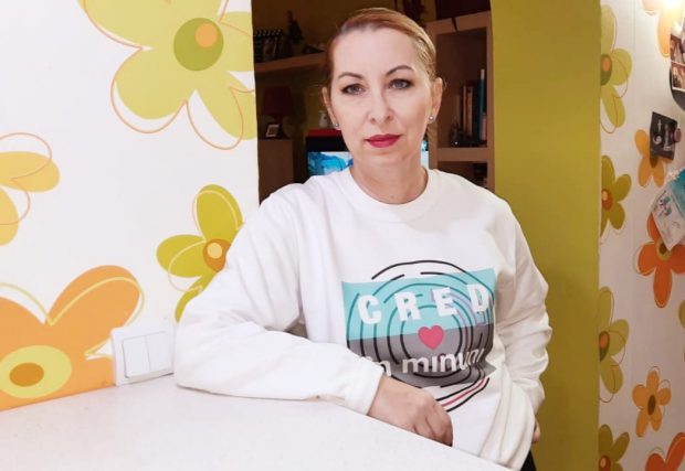 „N-am putut să-mi țin copiii în brațe. Mă înregistram citindu-le povești”. Mărturia unei jurnaliste, la un an după ce a avut COVID în timpul sarcinii