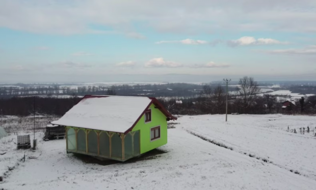 Un bosniac a făcut o casă rotativă pentru a-i oferi soției o panoramă mereu în schimbare