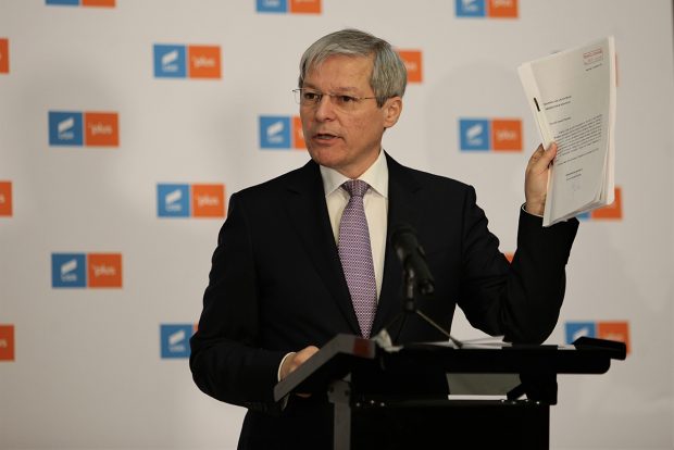 Dacian Cioloș acuză PNL că „a plătit o campanie online” pentru a da vina pe Ioana Mihăilă și Vlad Voiculescu. Atac la Florin Cîțu
