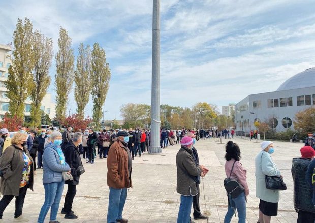 Cozi uriașe la mai multe centre de vaccinare din țară, cu două zile înainte să intre în vigoare noile restricții