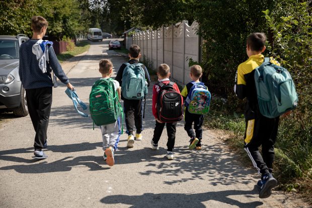 România are mai mulți copii la risc de sărăcie decât Kosovo. Pandemia a ridicat numărul la 1,5 milioane