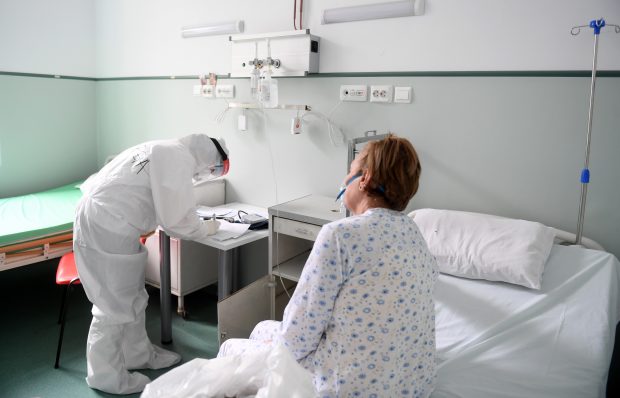 „Foarte mulţi dintre cei internaţi cu coronavirus sunt vaccinaţi. La ce bun să mă vaccinez?”. Un cercetător român stabilit la Londra răspunde
