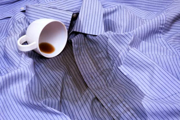 Cum să îndepărtezi petele de cafea de pe haine. Metode ușoare și ieftine