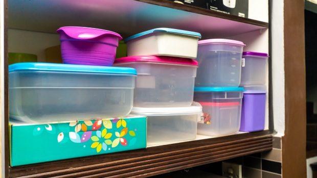 Cum scoți mirosul neplăcut din recipientele de plastic