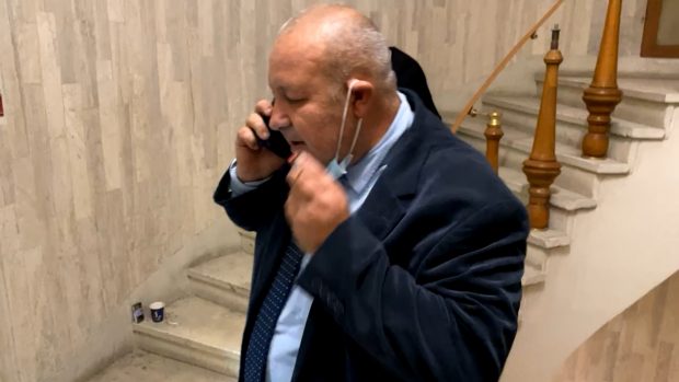 Derapaj. Senatorul PNL Fenechiu, filmat de Simion când fuma în Parlament. „Ești un jeg, fumam cu doi de-ai tăi”