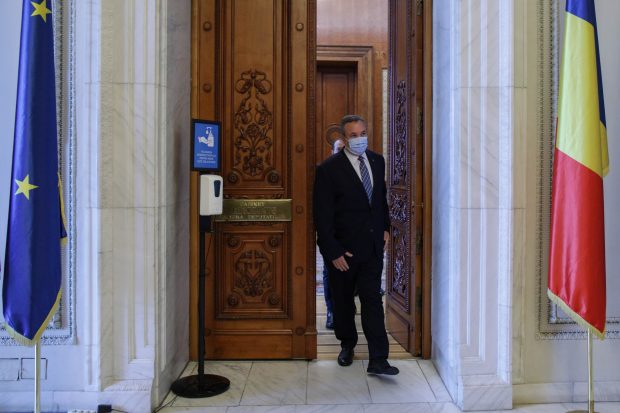 Premierul desemnat a depus lista miniștrilor în Parlament. Guvernul Ciucă va merge la vot, deși nu are susținerea necesară