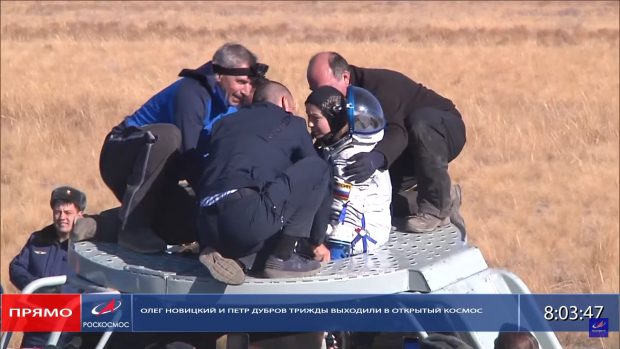 Echipa din Rusia, trimisă pe Stația Spațială Internațională pentru primul lungmetraj filmat în spațiu, a revenit pe Pământ