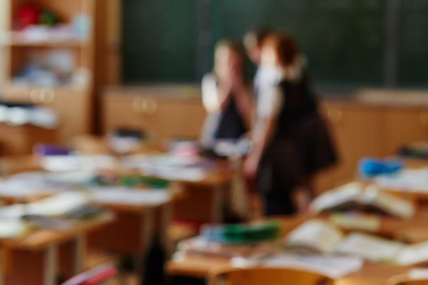 Fosta directoare a unei şcoli din Ialomiţa, acuzată că a furat 20.000 de lei din bursele elevilor