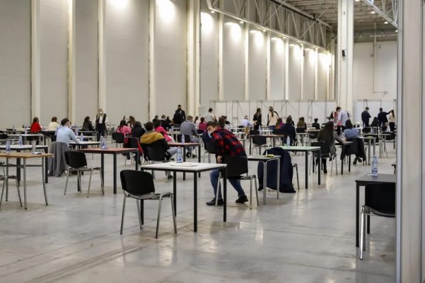 3.000 de candidați la concursul pentru magistratură de la Romexpo, în ziua în care rata de infectare s-a dus spre 9 la mie