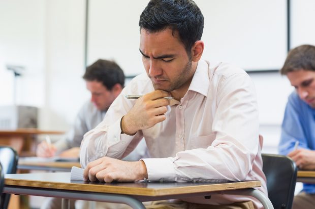 Un profesor de sport cere în instanță recorectarea lucrării de la examenul de titularizare la care a luat 4,90: „Merg până la Haga”