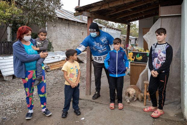 REPORTAJ. Lupta pentru ziua de mâine într-o familie cu șapte copii lovită de COVID. „De ce nu ne spune şi nouă cineva ce conţine vaccinul?”