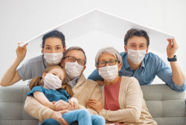 Studiu. Vaccinarea unui membru al familiei reduce aproape la jumătate riscul ca și ceilalți membri să se infecteze cu coronavirus