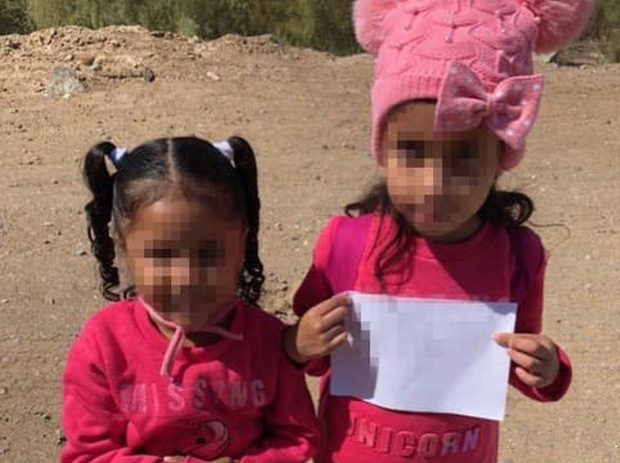 Două fetițe din Honduras, găsite singure la granița americană. Aveau cu ele doar o hârtie cu date despre mătușa lor din SUA