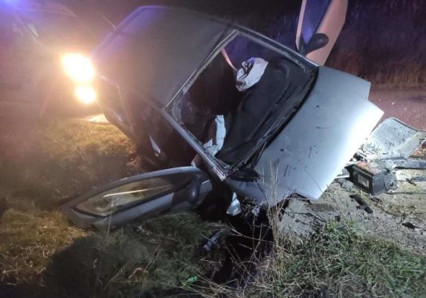 Doi tineri au murit, iar alți trei au fost răniți, după ce mașina în care se aflau s-a izbit într-un pod, la Botoșani