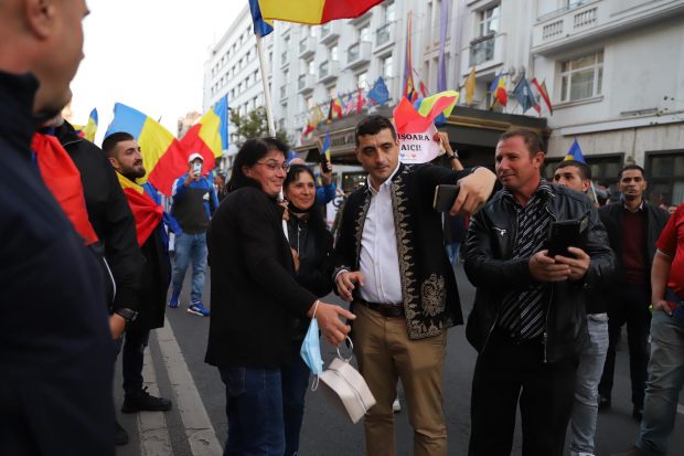 RO Vaccinare, comentariu pe pagina lui George Simion: „Vă invităm la protestul împotriva COVID-19, în centrele de vaccinare”