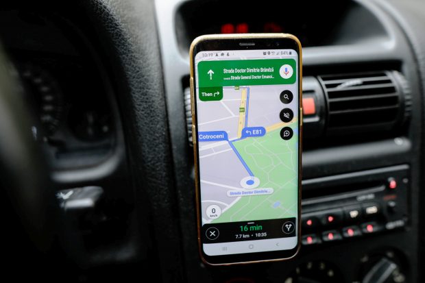 Cum planifici o călătorie cu mașina cu ajutorul Google Maps sau Waze