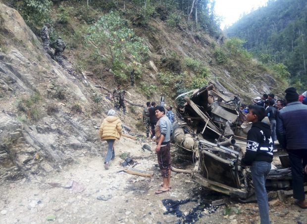 Cel puțin 25 de oameni au murit după ce autobuzul în care se aflau a căzut într-o prăpastie, în Nepal