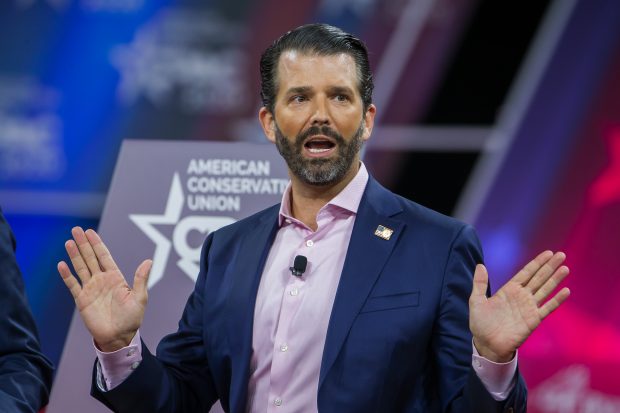Donald Trump Jr. vinde online tricouri cu mesajul „Armele nu ucid oameni, Alec Baldwin ucide oameni”