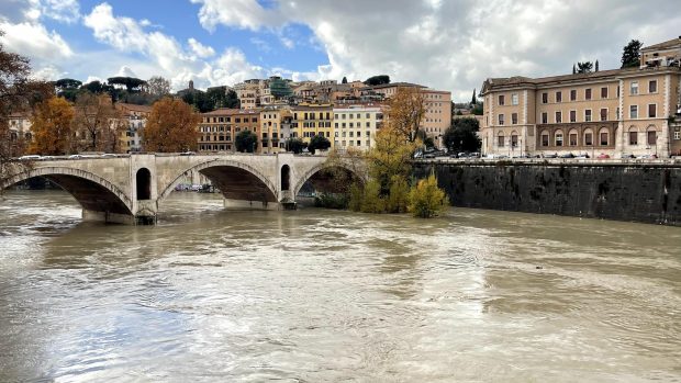 MAE, avertizare de călătorie pentru Italia. Mai multe regiuni, sub coduri roșu, portocaliu și galben de ploi