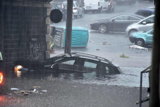 Cel puțin doi oameni au murit în sudul Italiei, după mai multe zile de ploi torențiale. Locuitorii, sfătuiți să stea în casă