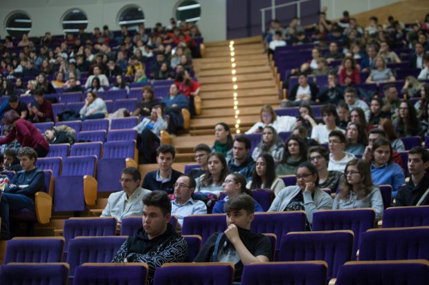 Bursele de merit dublate, dar numai pentru elevii cu medii peste 9.50. Modificările anunțate de Sorin Cîmpeanu