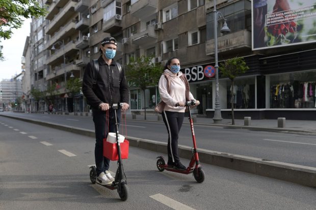 Fără trotinete electrice pe trotuar, doar pe pista de biciclete. Ce alte reguli trebuie respectate