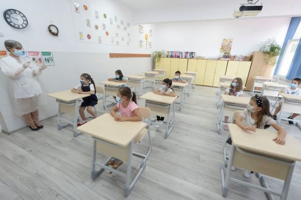 Critici privind condiția vaccinării în școli: „Profesorii vor deveni inamicul numărul 1, nu incompetența voastră”