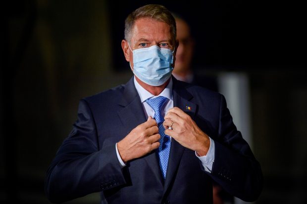 Klaus Iohannis crede că-l compromite doar pe Dacian Cioloș, dar președintele caricaturizează ideea democratică