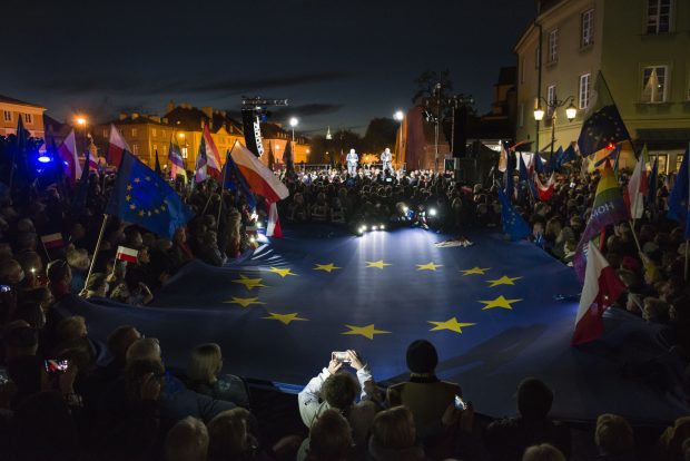 Proteste masive în Polonia. Zeci de mii de persoane au ieșit în stradă pentru a susţine apartenenţa ţării la Uniunea Europeană