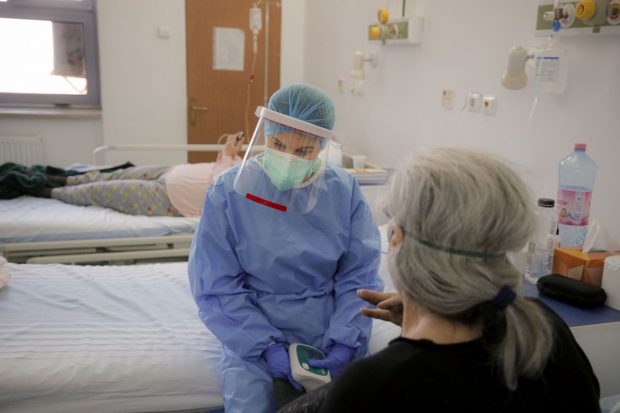 SONDAJ. Câți români au încredere în medici și câți în preoți și familie pentru informațiile despre COVID
