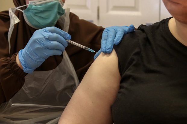 Medic din Botoșani, suspectat că ar fi făcut vaccinări fictive. Polițiștii au deschis o anchetă