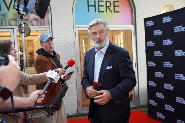 Asistentul de regie la filmul „Rust” le-a recunoscut anchetatorilor că nu a verificat gloanţele pistolului folosit de Alec Baldwin
