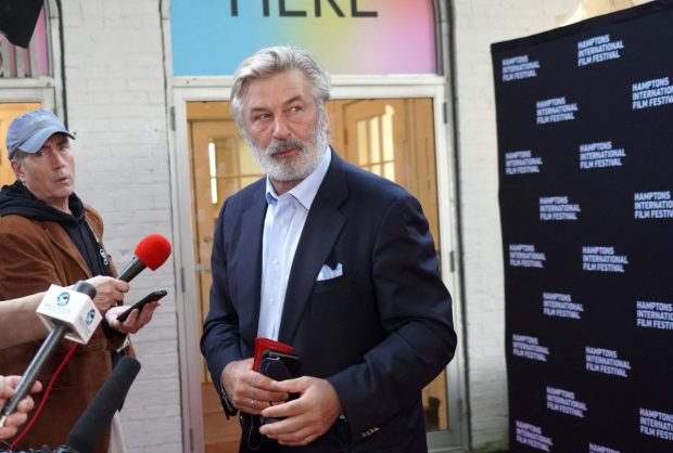 Noi detalii despre asistentul care i-a dat arma cu gloanțe reale lui Alec Baldwin: concediat pentru un incident cu o armă