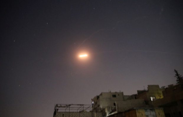 O bază aeriană din Siria a fost ținta unui atac cu rachete atribuit Israelului