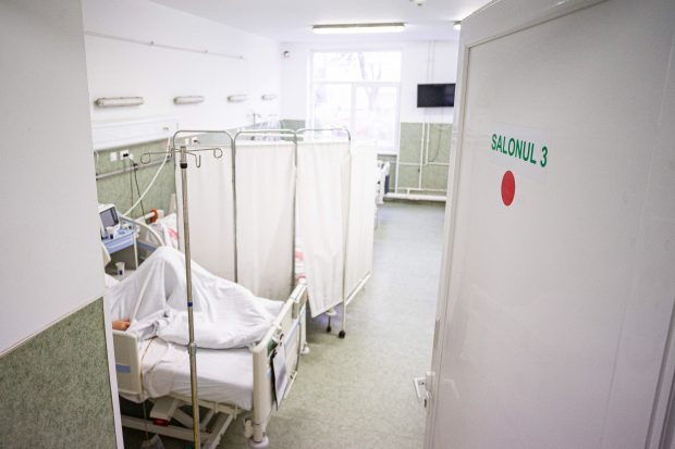 Doi tineri de 17 și 28 de ani, între cele 591 de decese de COVID anunțate azi. Câte cazuri noi au fost înregistrate