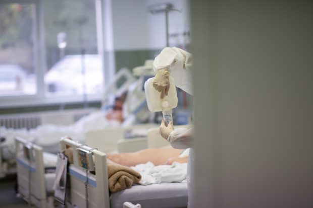 Un pacient cu COVID, găsit mort pe marginea drumului, în Vaslui. Bărbatul plecase din spital, fără să spună nimic medicilor