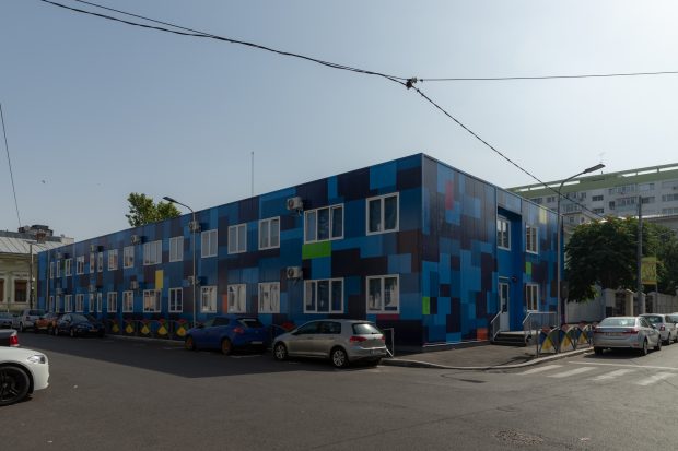 Sute de copii din sectorul 4 învață în containere fără autorizație de securitate la incendiu