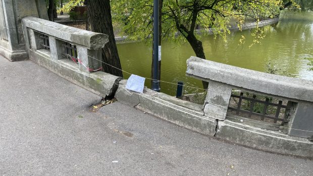 Primăria Capitalei dă 3 milioane de lei pentru refacerea „Podului Mare”, aproape prăbușit în Cișmigiu