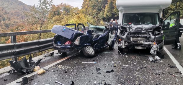 Mașină distrusă de o autorulotă, într-un accident în Prahova. Cinci persoane, printre care și un bebeluș, au fost rănite
