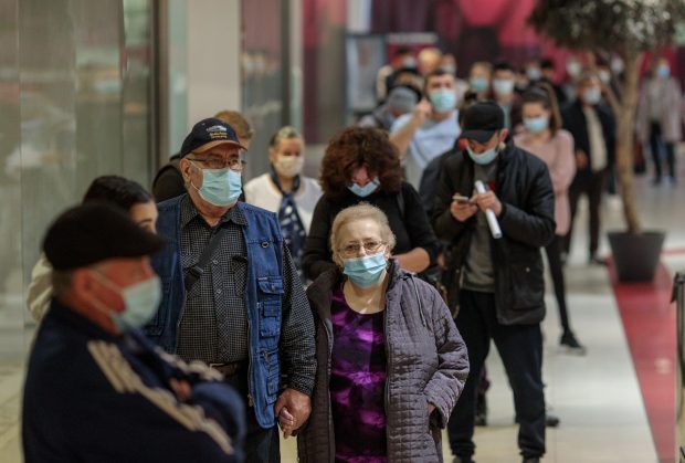 Peste 400 de oameni vaccinați de azi dimineață în maratonul de la mall Liberty, alte zeci, la coadă: „Dacă eram ca-n Vest, nu săpam morminte cu excavatorul”
