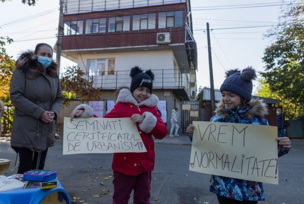 „Dragă Moșule, adu-i lui Nicușor Dan o nuia de Crăciun!” Protest al familiilor care stau de trei luni fără curent