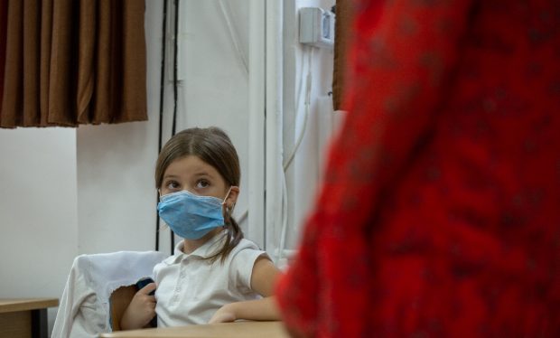 Discursurile despre COVID și vaccinare la orele de curs i-au costat locul de muncă pe mai mulți profesori americani