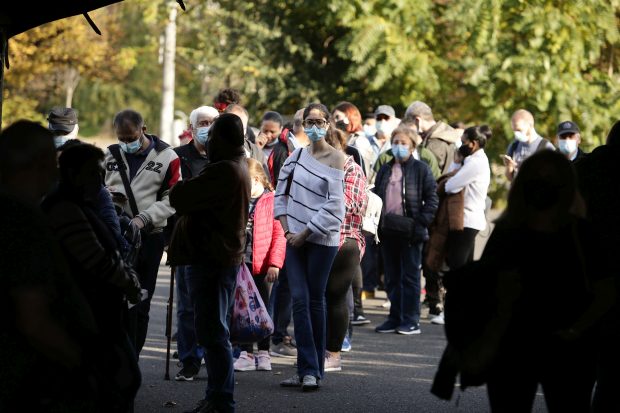 REPORTAJ. Teama de boală și restricțiile au adus cozi la maratonul vaccinării. „Fac prima doză pentru că altă șansă nu avem”
