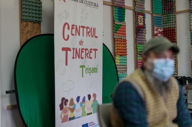 Amenajat de un ONG, un centru de tineri din Prahova e luat de consilierii locali PSD și PMP ca să facă ședințe, cununii și folclor