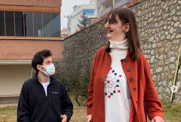 O tânără de 24 de ani din Turcia este cea mai înaltă femeie din lume. Ce înălțime are