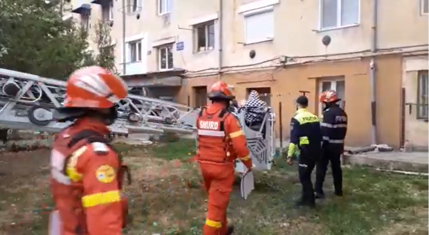 Patru persoane intoxicate cu fum au fost transportate la spital și 25 evacuate, în urma unui incendiu într-un un bloc din Balș