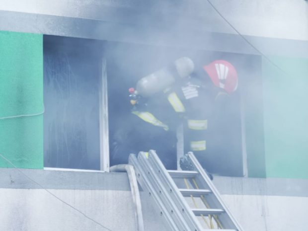 IMAGINI ÎN DIRECT. Incendiu la secția ATI a Spitalului de Boli Infecțioase Constanța. Prefect: „Se pare că sunt patru morți”