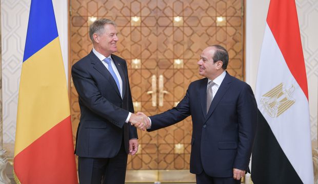 Klaus Iohannis, în Egipt: „România este interesată de stabilizarea situațiilor de criză din Orientul Mijlociu”