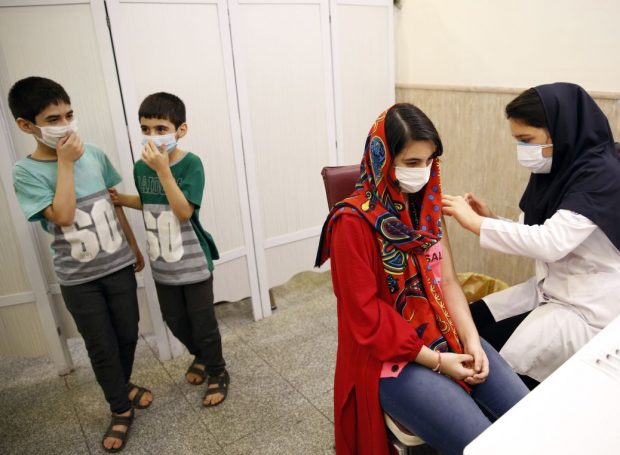 „Orfanii COVID” din Iran: cel puțin 51.000 de copii și-au pierdut un părinte, răpus de coronavirus